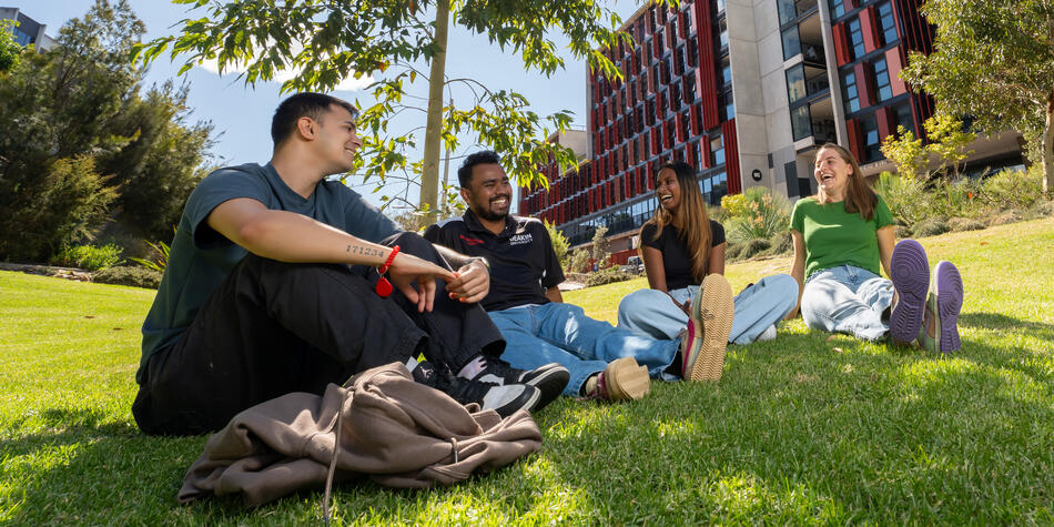 https://www.deakin.edu.au/__data/assets/image/0003/2839350/42427_950x475_students_on_lawn.jpg