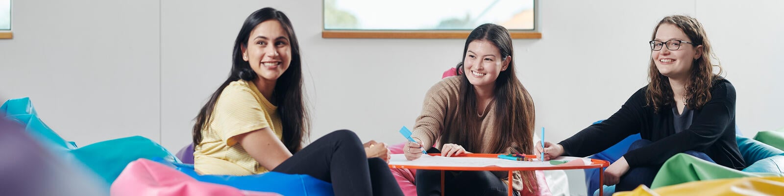 https://www.deakin.edu.au/__data/assets/image/0004/2455501/27205_bachelor-public-health-and-health-promotion-bachelor-commerce_hero.jpg