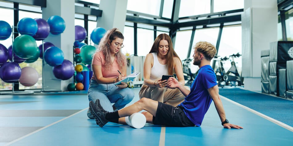 https://www.deakin.edu.au/__data/assets/image/0004/2589142/37189_950x475_three_student_in_gym_banner.jpg