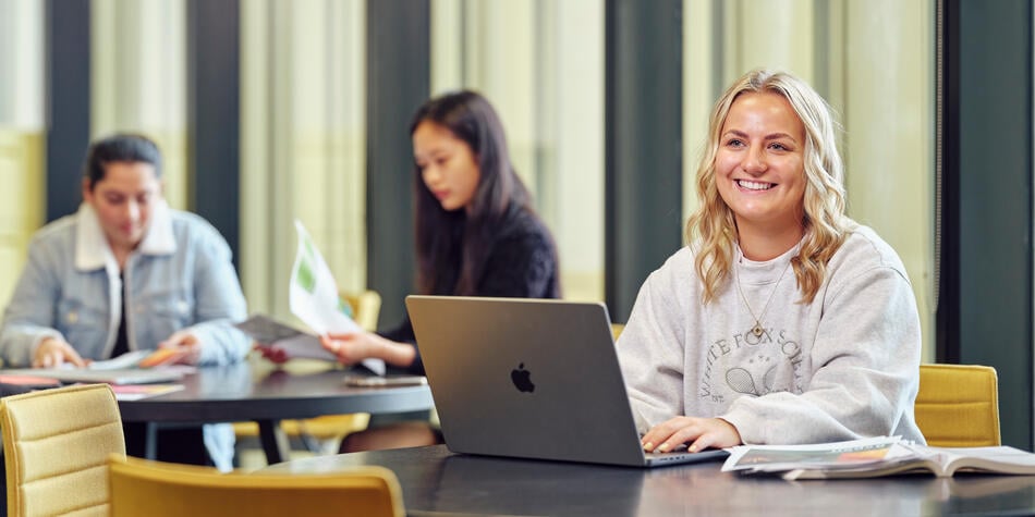 https://www.deakin.edu.au/__data/assets/image/0004/2590690/36981_950x475_student_working_on_laptop.jpeg