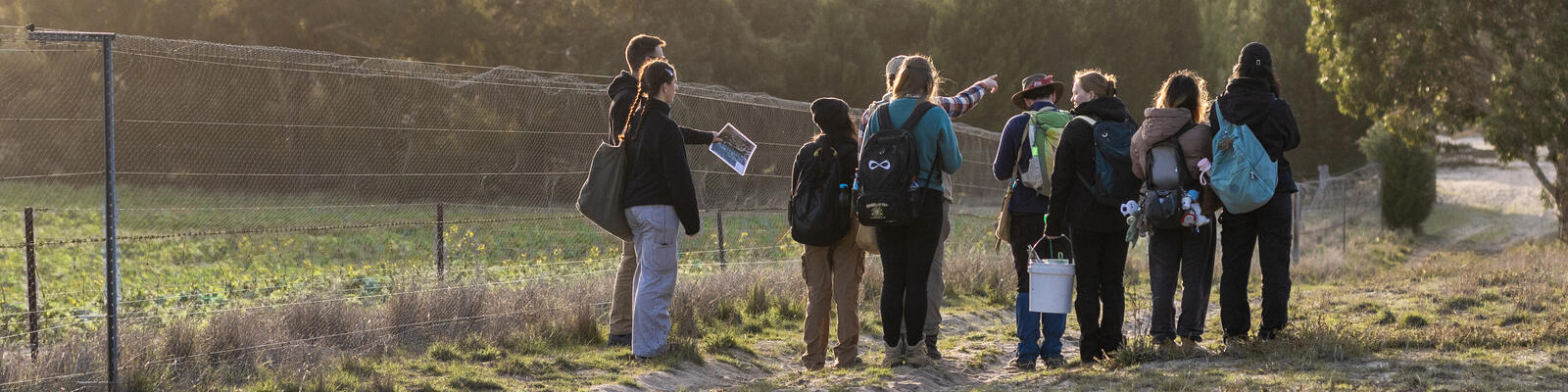 https://www.deakin.edu.au/__data/assets/image/0004/2769439/43644_1600x400_deakin_fieldwork_students.jpg