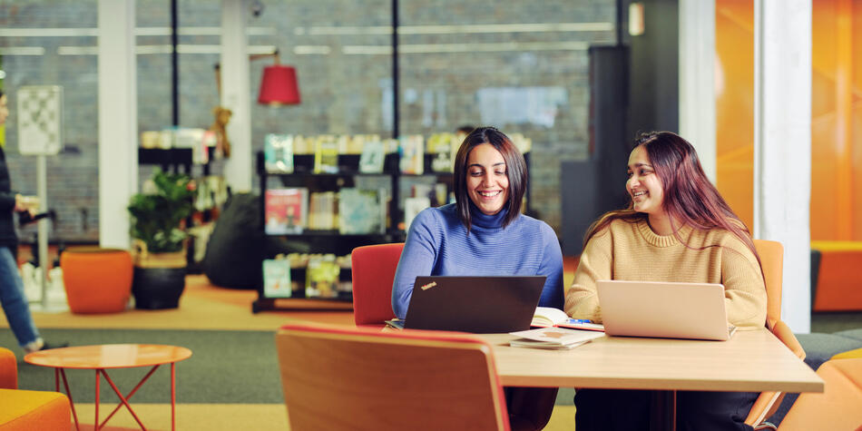 https://www.deakin.edu.au/__data/assets/image/0004/2837335/40028_950x475_students_with_laptops.jpg