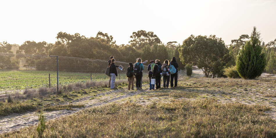 https://www.deakin.edu.au/__data/assets/image/0004/2859016/43644_950x475_deakin_students_fieldtrip.jpg