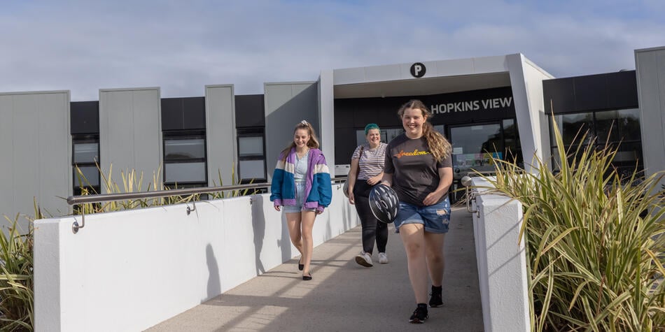 https://www.deakin.edu.au/__data/assets/image/0004/2859061/31470_950x475_deakin_warrnambool_campus_students.jpg