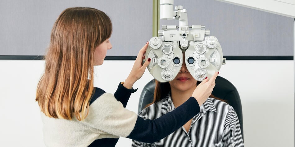 https://www.deakin.edu.au/__data/assets/image/0005/2388524/22830_950x475_student_examining_patient.jpg