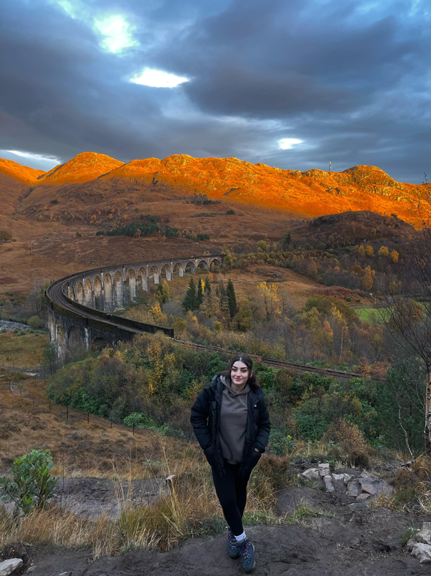 Student Shahad in front of the train track from Harry Potter