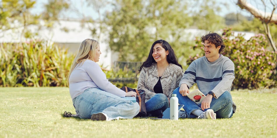 https://www.deakin.edu.au/__data/assets/image/0006/2858910/40091_950x475deakin_waurn_ponds_students.jpg