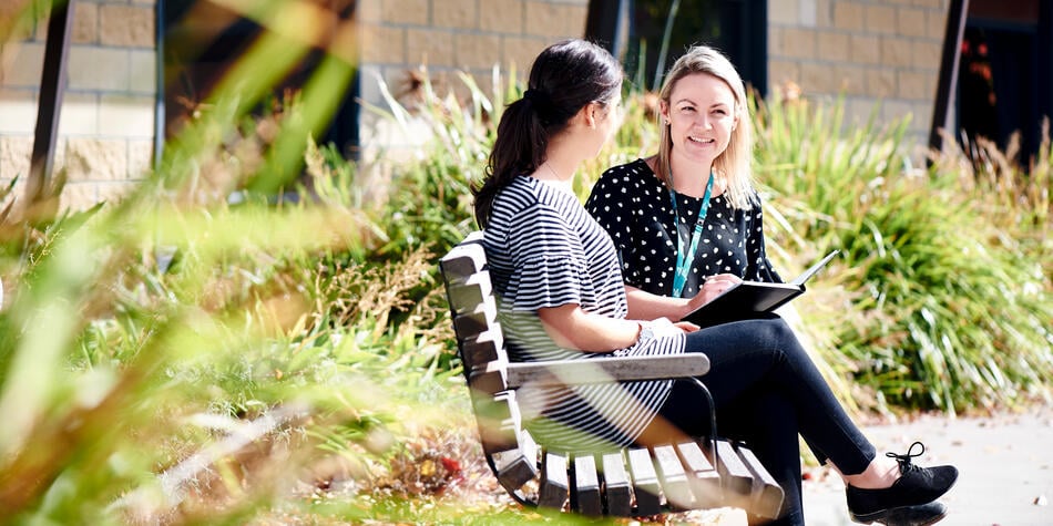 https://www.deakin.edu.au/__data/assets/image/0007/2590036/21006_950x475_two_students_discussing.jpg