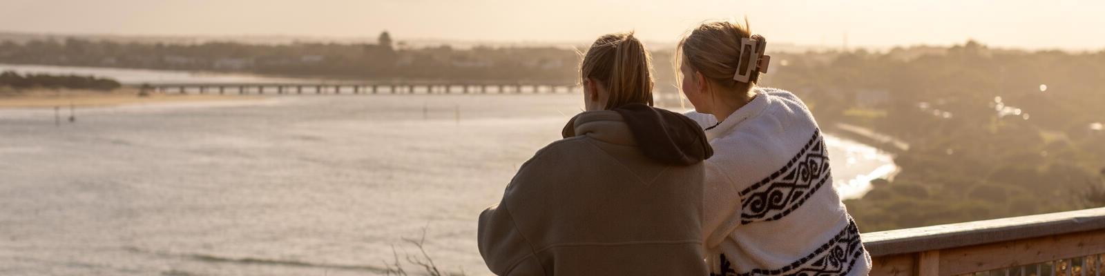 https://www.deakin.edu.au/__data/assets/image/0007/2773645/38332_1600x440_people-at-beach.jpg