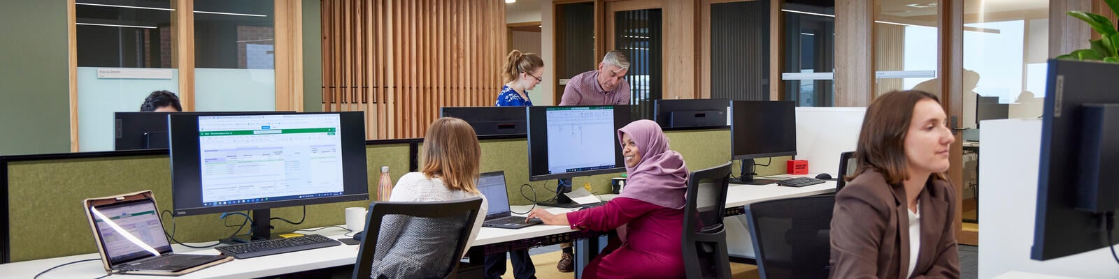 https://www.deakin.edu.au/__data/assets/image/0007/2873563/39010_1600x400_workers_in_office.jpg