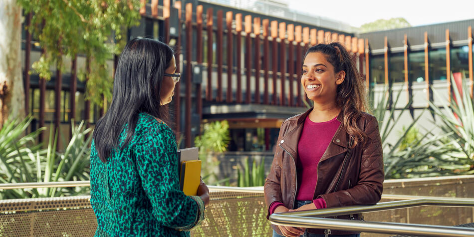 https://www.deakin.edu.au/__data/assets/image/0008/2842505/37543_950x475_students_talking.jpg