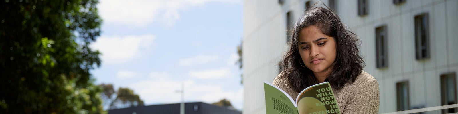 https://www.deakin.edu.au/__data/assets/image/0008/2861891/44427_1600x440_student-reading.jpg