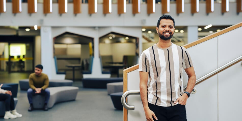 https://www.deakin.edu.au/__data/assets/image/0009/2458629/40428_smiling_student_standing_at_bottom-of_staircase.jpg