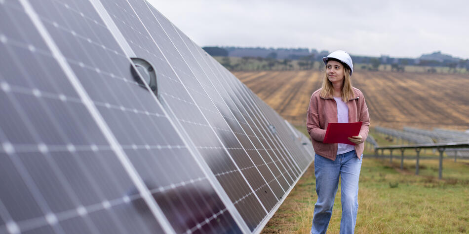 https://www.deakin.edu.au/__data/assets/image/0009/2545344/42478_solar-grid_950x475.jpg