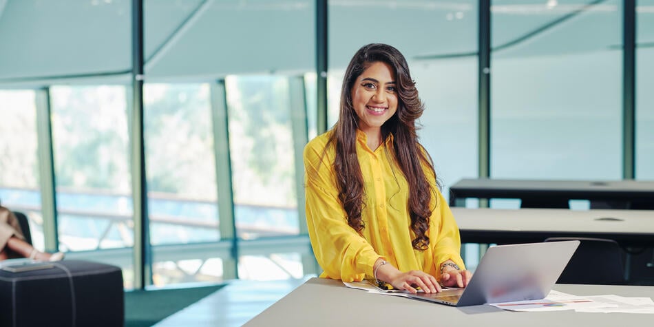 https://www.deakin.edu.au/__data/assets/image/0009/2842488/37338_950x475_student_smiling.jpg