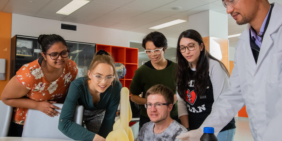 https://www.deakin.edu.au/__data/assets/image/0010/2386729/25325_950x475_student_classroom.jpg