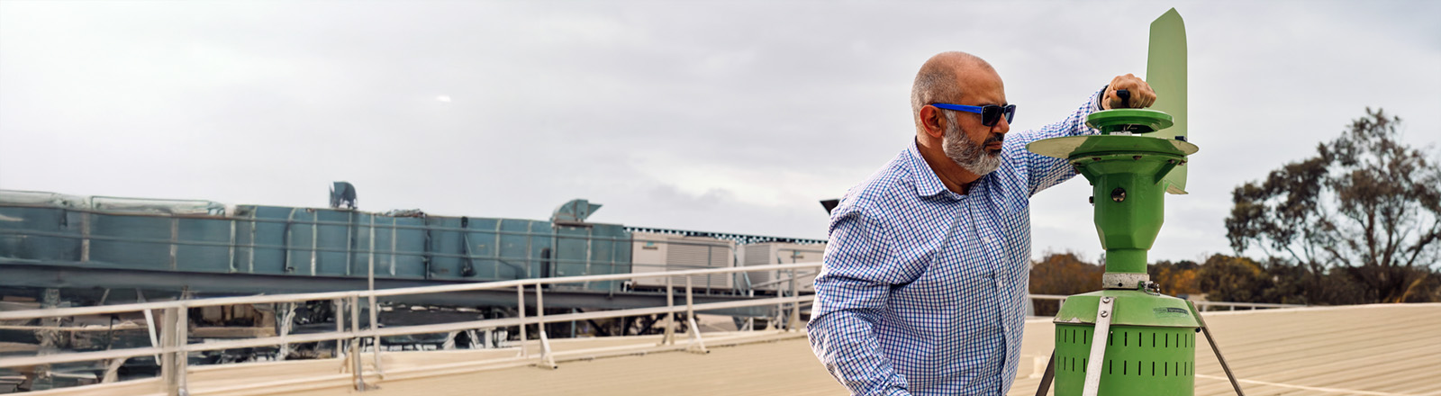 https://www.deakin.edu.au/__data/assets/image/0010/2860543/33092_1600x440_researcher-examines-pollen.jpg