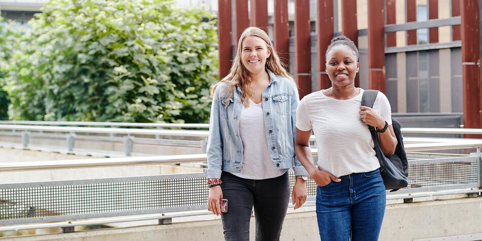 https://www.deakin.edu.au/__data/assets/image/0010/2865601/29375_950x475_two_students_walking.jpeg