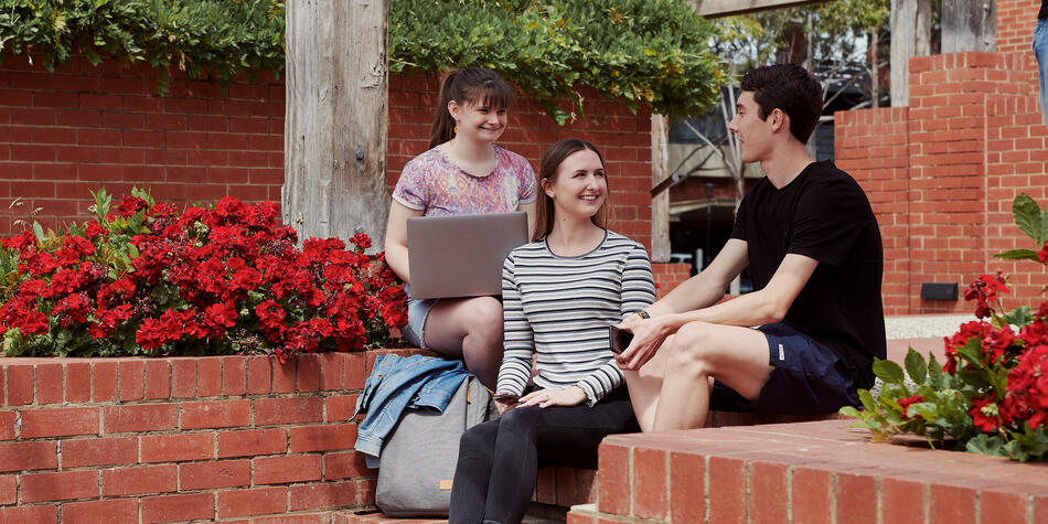 https://www.deakin.edu.au/__data/assets/image/0011/2313839/28711_950x475_deakin_alumni_students.jpg