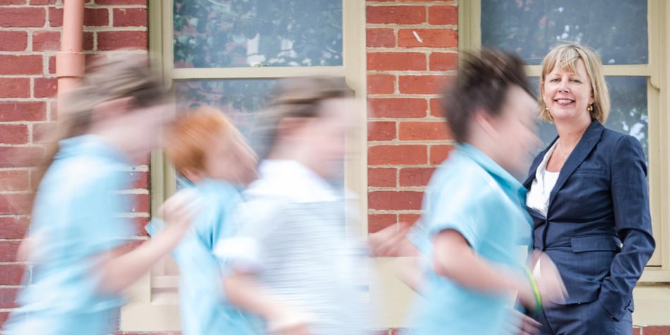 https://www.deakin.edu.au/__data/assets/image/0011/2386730/9130_950x475_teacher_admiring_sudents.jpg