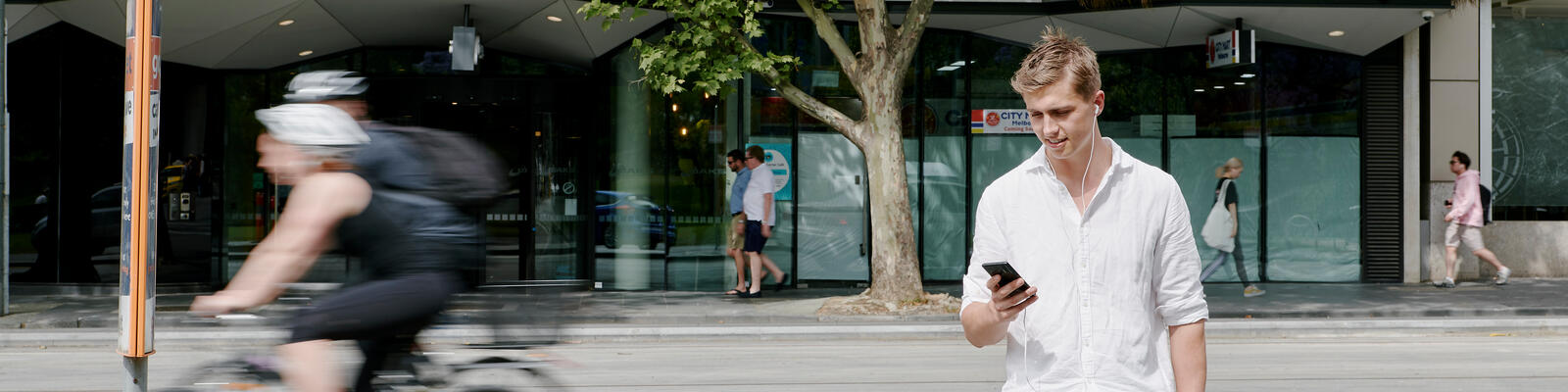 https://www.deakin.edu.au/__data/assets/image/0011/2772956/28826_1600x400_young_man_on_street.jpg