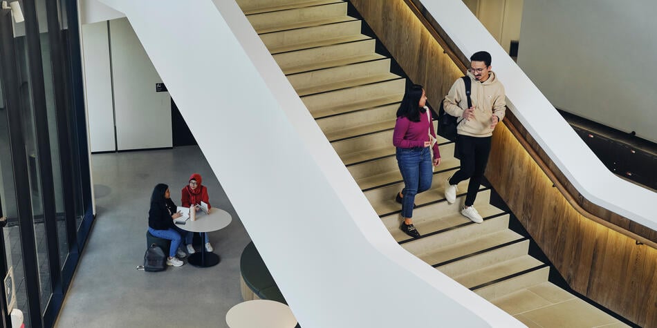 https://www.deakin.edu.au/__data/assets/image/0011/2842274/40382_950x475_students_walking_down_stairs.jpg