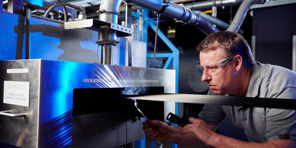 https://www.deakin.edu.au/__data/assets/image/0011/2867105/24875_950x475_researcher-working-in-carbon-facility.jpg